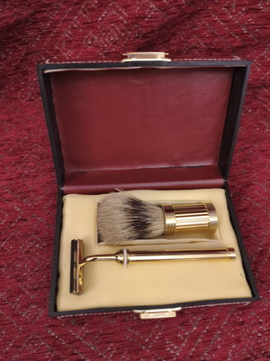Vintage shaving set in gold color with brush and razor in case like new