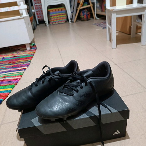Adidas Predator Accuracy kids football shoes size 38 like new