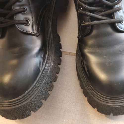 Black boots slightly used, like new, size 36-37