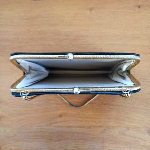 Vintage patent leather handbag used, black with pearl clasp