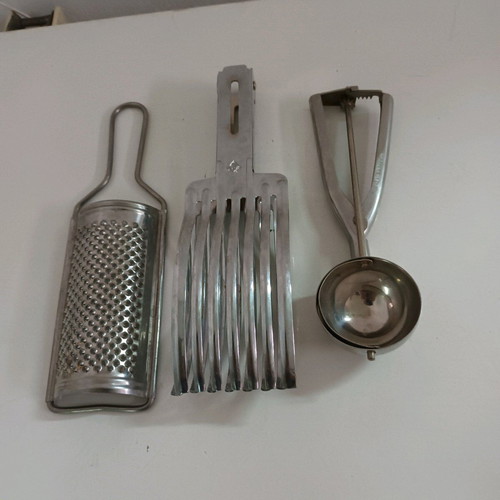 Grater, holder and ice cream scoop like new, set