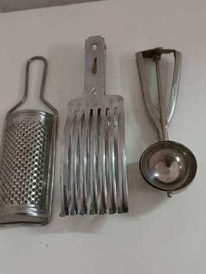 Grater, holder and ice cream scoop like new, set