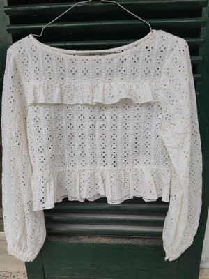 Zara white ruffle top perforated like new XS