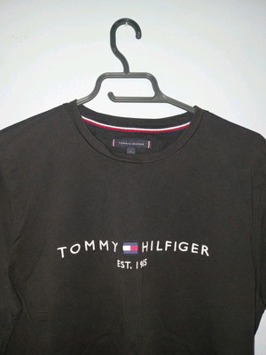 T-shirt Tommy Hilfiger μεταχειρισμένο, μέγεθος Large, μαύρο