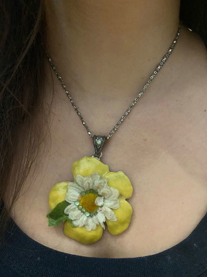 Necklace used, flower-shaped pendant
