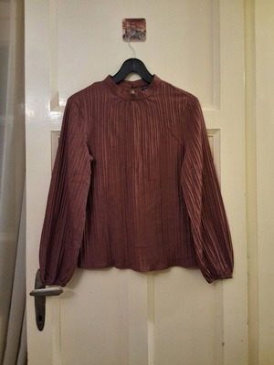 Shein blouse new, sapio milo color with embossed and puffed sleeves