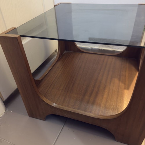 Coffee table like new, very good quality 50x50x40 cm