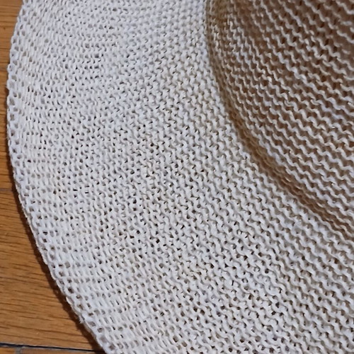 Knitted straw sun hat in ecru with tightening ribbon