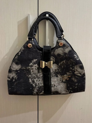 Elizabeth George handbag like new, black and white