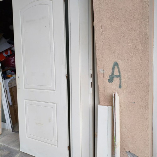 Πόρτα εσωτερική 210Χ89 δεξιά μεταχειρισμένη με κάσα και μπασκιά