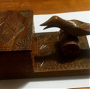 Επιτραπέζια vintage ξύλινη τσιγαροθήκη με το πουλάκι να βγάζει το τσιγάρο