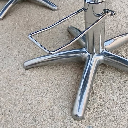 Vezzosi hair salon equipment from Italy like new, 3 chairs, 1 shampoo bowl