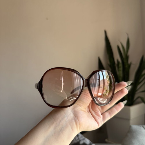 Big sunglasses, red