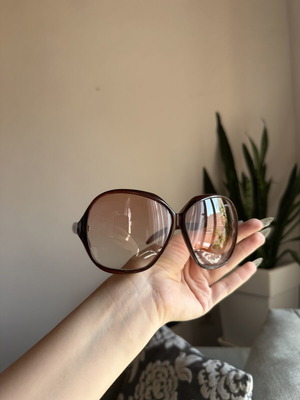 Big sunglasses, red