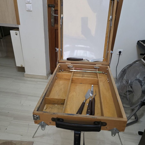 Painting case with foldable easel legs