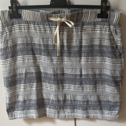 Protest mini skirt size L, like new, gray and white