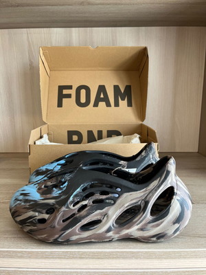Yeezy Foam Rnnr size 50 like new, black and blue sneakers