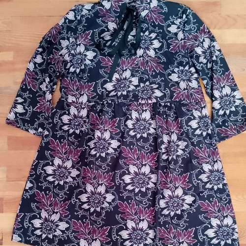 Floral satin polyester mini dress like new, size 12, black and burgundy