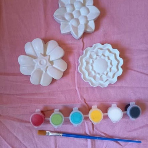 Creative Activity Set with 3 Plaster Figures, Paints and Brush