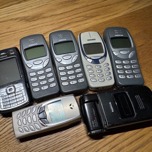 Pack of 7 old Nokia phones without chargers