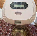 Automatic pet feeder with programmable feeding schedules