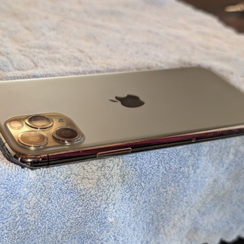 Housing iPhone 11 Pro Max like new with charging cable and wireless coil