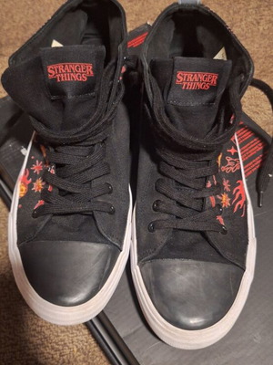 Akedo× Stranger Things Signature High Top Sneakers like new, black, size 42