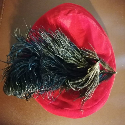 Velvet hat with feathers used, red size M