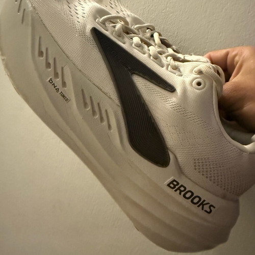 Brooks Athletic Shoes like new, size 42, beige