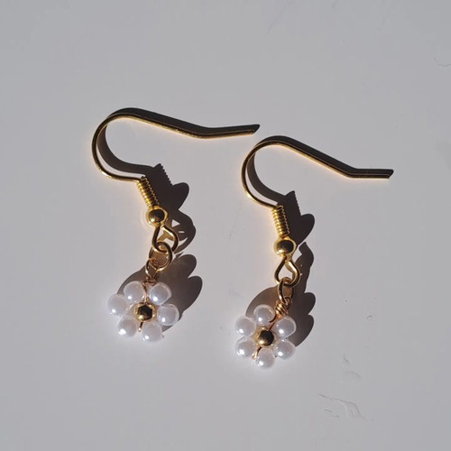 Handmade earrings in excellent condition, white and gold-colored
