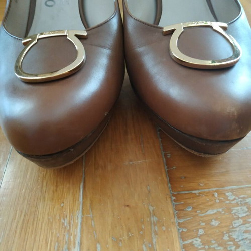 Salvatore Ferragamo Gancini Block Heel Pump size 40 like new, brown