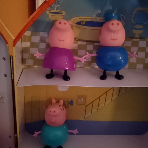 Peppa Pig metal playhouse suitcase with 8 character figures