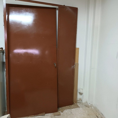 Metal exterior door used, dimensions 0.98x2.22 m