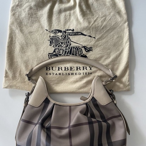 Burberry shoulder bag used in very good condition