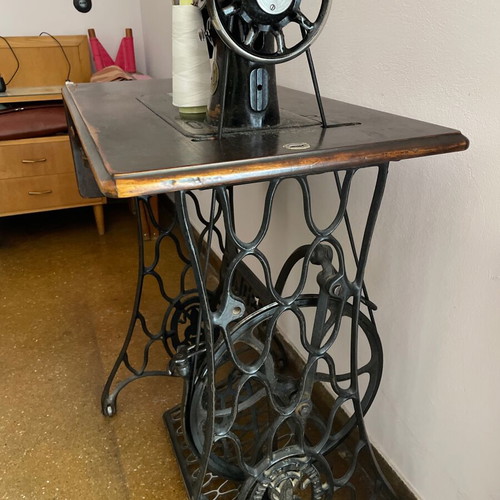Singer 1960 foot-powered sewing machine used, wooden cover and table
