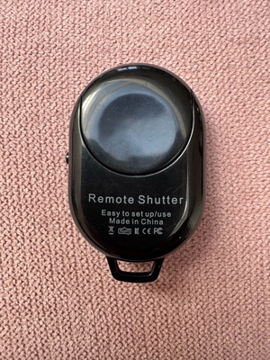 Bluetooth Remote Shutter like new, black, compatible with iOS and Android