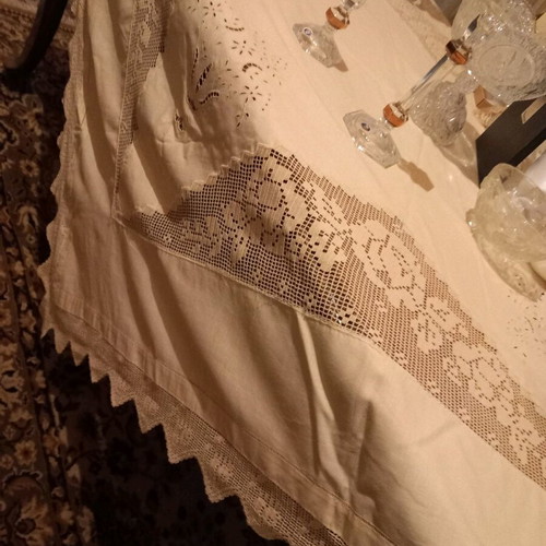 Τραπεζομαντίλο μπεζ 180x180 με χειροποίητο πλεκτό και κοφτό καινούργιο