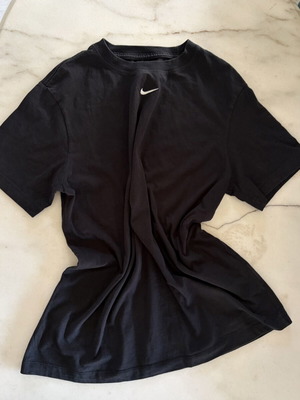 Nike Essential Center Embroidered Swoosh T-Shirt Move to Zero cotton