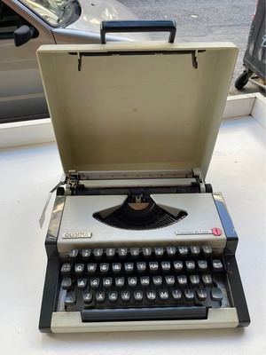 Olympia Traveller Delux portable typewriter used from West Germany