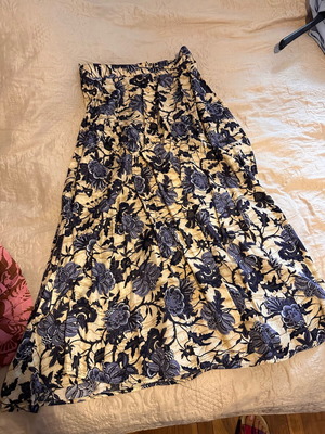 Skirt with buttons and knee slit like new, black and white
