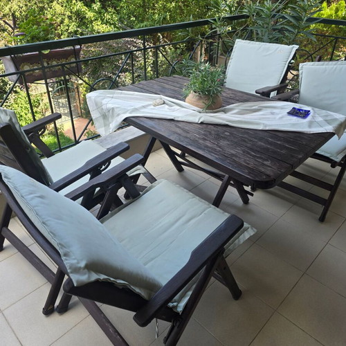 Garden furniture set with 4 adjustable chairs and table like new