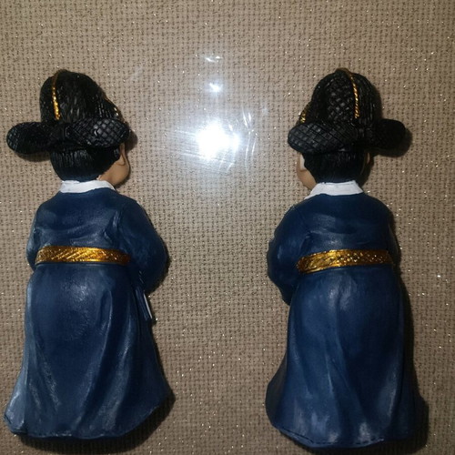 Set of 2 South Korea resin figures like new