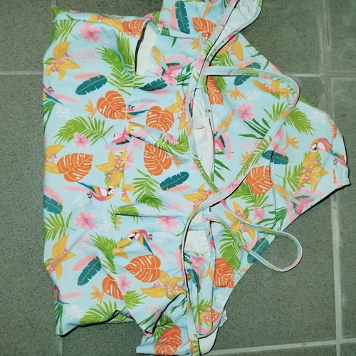 Girls' one-piece swimsuit used, size 10-11 years, colorful