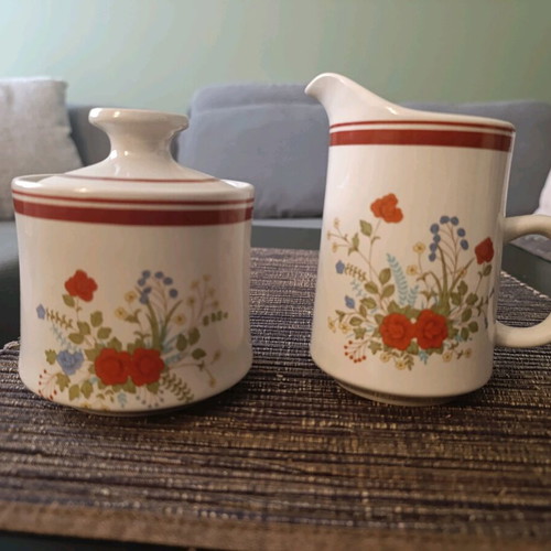 Vintage milk jug and sugar bowl set like new