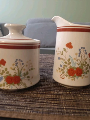 Vintage milk jug and sugar bowl set like new