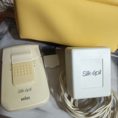 Braun Silk-épil Comfort epilator with yellow carrying case
