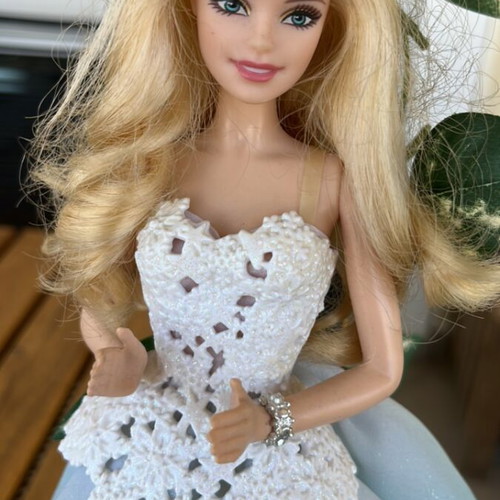 Christmas Barbie doll like new, missing one shoe