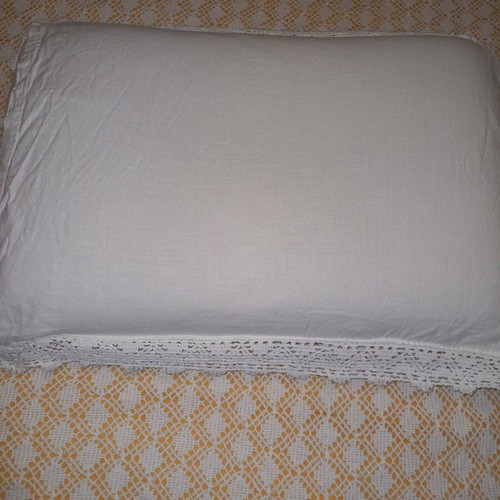 Patterned blanket with pillowcase, 2×2 m, lace trim