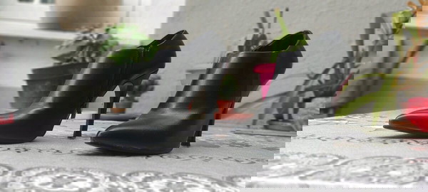 Μαύρη ημίμποτη γόβα