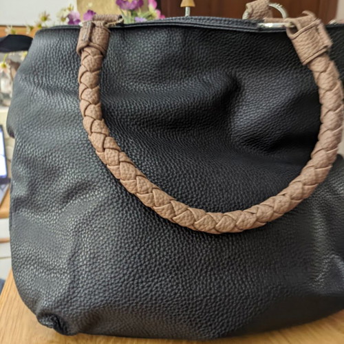 KEM shoulder bag used with high-quality material